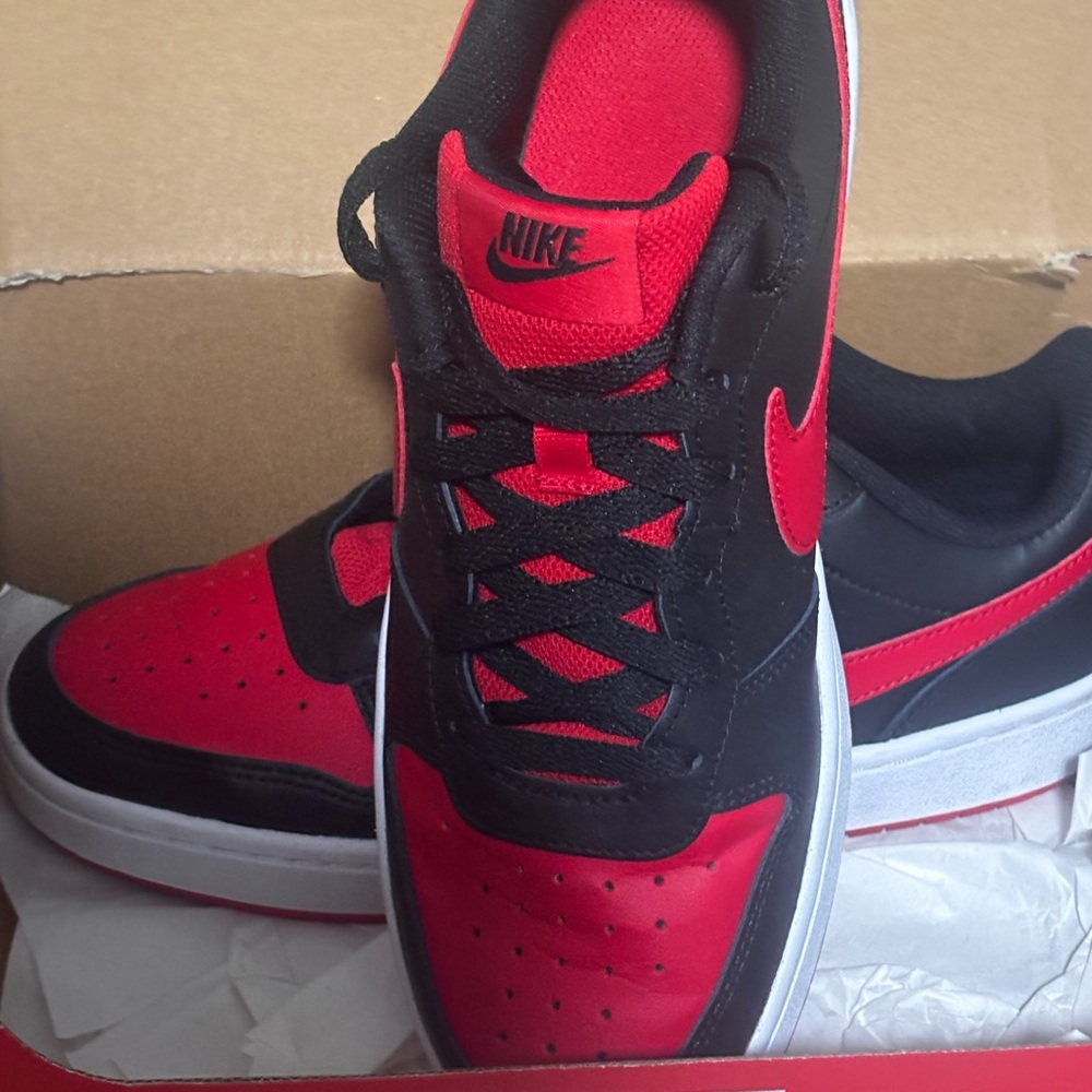 Nike Men's Black and Red Sneakers